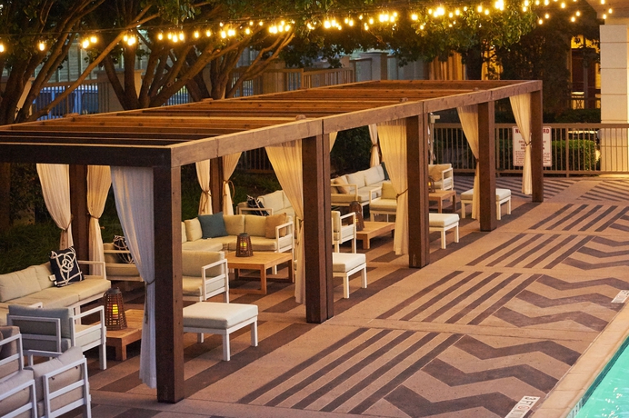 Imagen de los exteriores del Hotel Doubletree By Hilton Dallas - Market Center. Foto 9