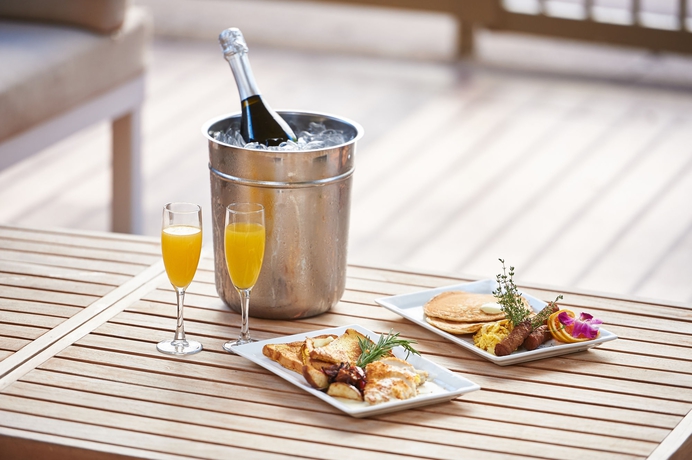 Imagen del bar/restaurante del Hotel Doubletree By Hilton Dallas - Market Center. Foto 2