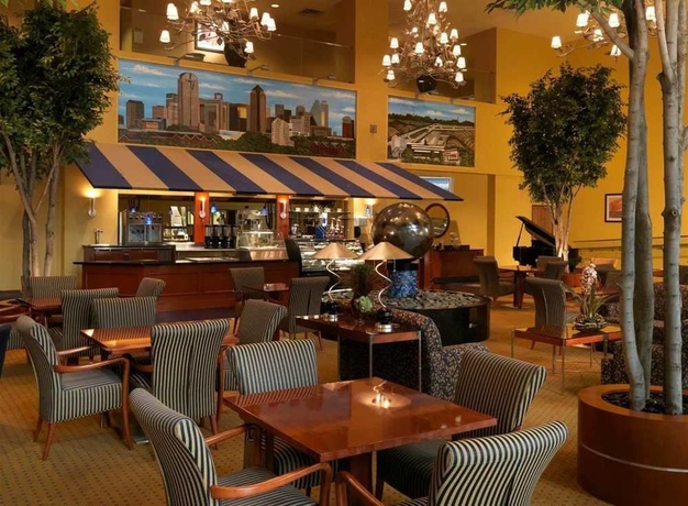 Imagen del bar/restaurante del Hotel Doubletree By Hilton Dallas &ndash; Love Field. Foto 6