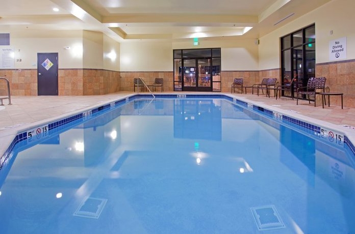 Imagen de la piscina del Hotel Doubletree By Hilton Denver International Airport. Foto 6