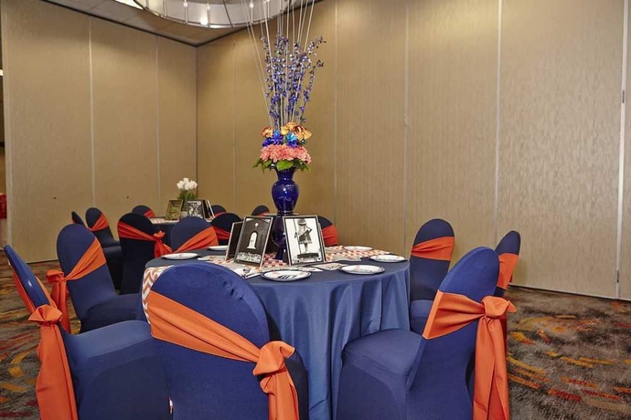 Imagen de los interiores del Hotel Doubletree By Hilton Detroit - Dearborn. Foto 7