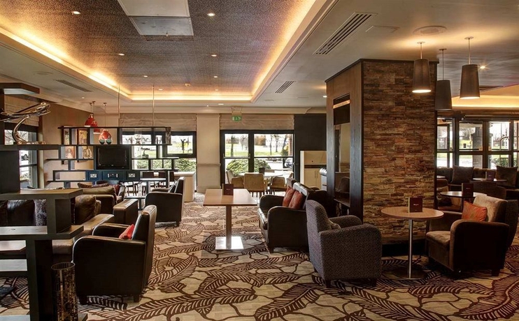 Imagen del bar/restaurante del Hotel Doubletree By Hilton Edinburgh Airport. Foto 3