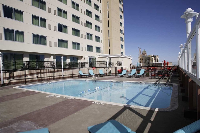 Imagen de la piscina del Hotel Doubletree By Hilton El Paso Downtown. Foto 13