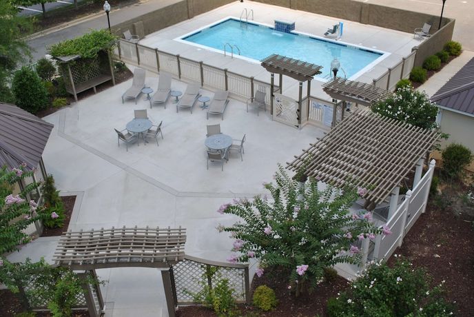 Imagen de la piscina del Hotel Doubletree By Hilton Fayetteville. Foto 19