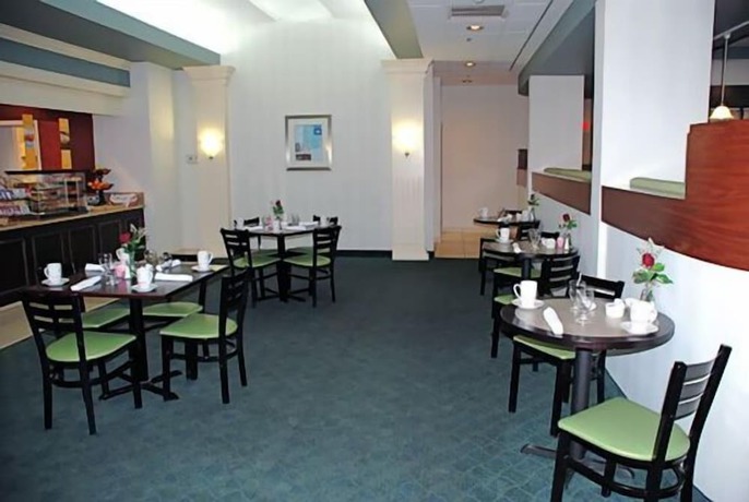 Imagen del bar/restaurante del Hotel Doubletree By Hilton Fayetteville. Foto 4