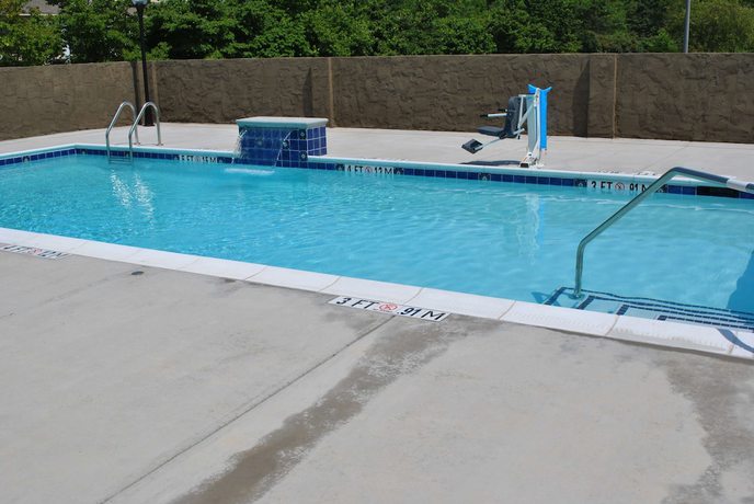 Imagen de la piscina del Hotel Doubletree By Hilton Fayetteville. Foto 20