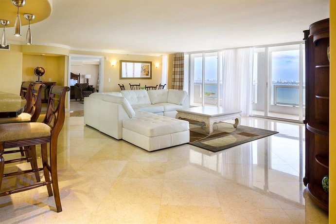 Imagen de los interiores del Hotel Doubletree By Hilton Grand Biscayne Bay. Foto 14