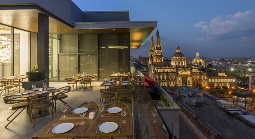 Imagen del bar/restaurante del Hotel Doubletree By Hilton Guadalajara Centro Historico. Foto 2