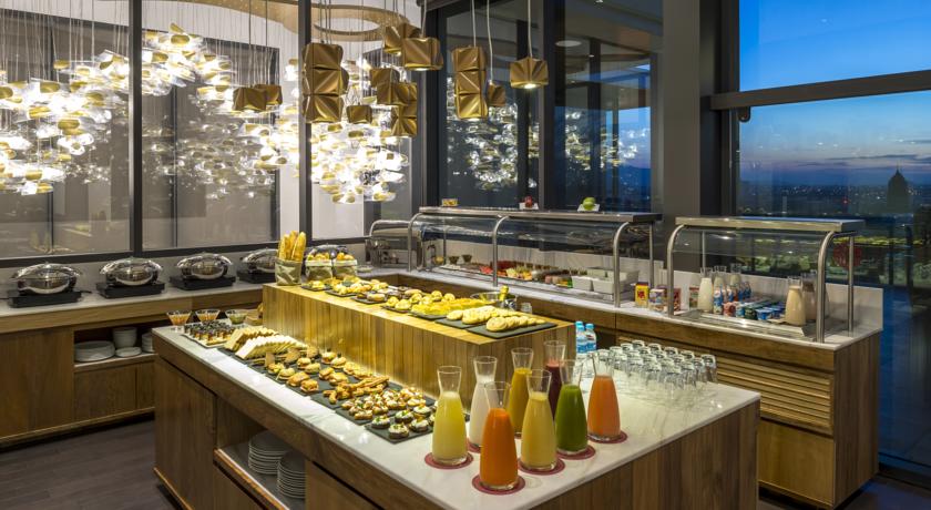 Imagen del bar/restaurante del Hotel Doubletree By Hilton Guadalajara Centro Historico. Foto 3