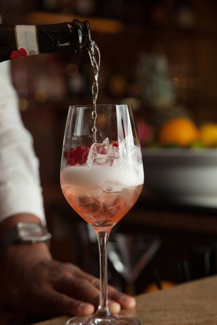 Imagen del bar/restaurante del Hotel Doubletree By Hilton Hannover Schweizerhof. Foto 2