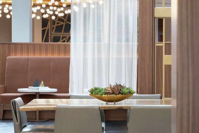 Imagen de los interiores del Hotel Doubletree By Hilton Hotel Newark Airport. Foto 15