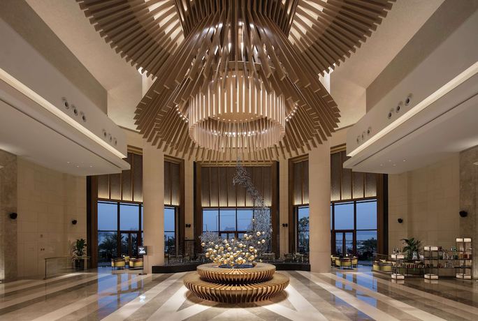Imagen de los interiores del Hotel Doubletree By Hilton Huidong Resort. Foto 17