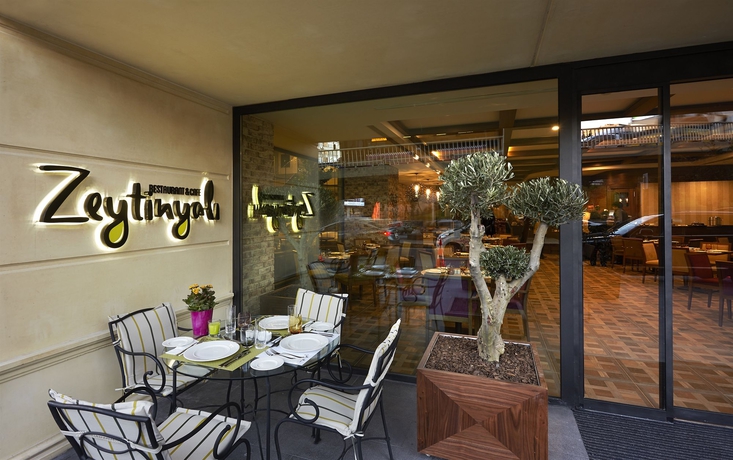 Imagen del bar/restaurante del Hotel Doubletree By Hilton Istanbul Esentepe. Foto 2