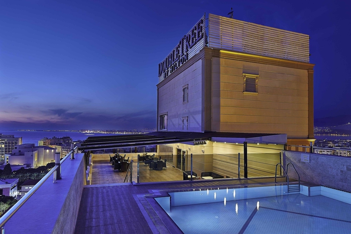 Imagen de la piscina del Hotel Doubletree By Hilton Izmir - Alsancak. Foto 16