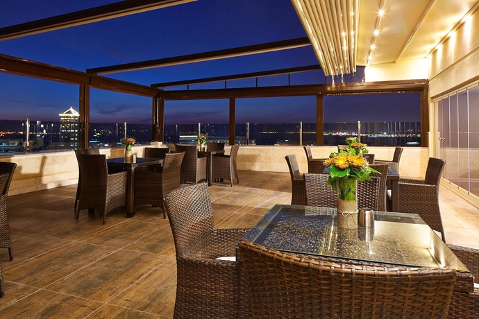 Imagen de los exteriores del Hotel Doubletree By Hilton Izmir - Alsancak. Foto 12
