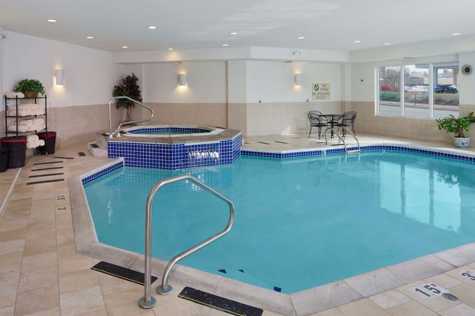 Imagen de la piscina del Hotel Doubletree By Hilton Jefferson City. Foto 20