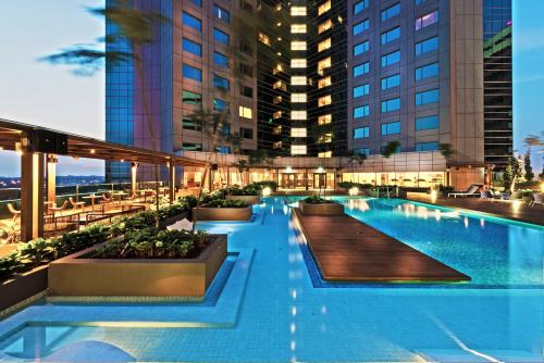 Imagen de la piscina del Hotel Doubletree By Hilton Johor Bahru. Foto 6