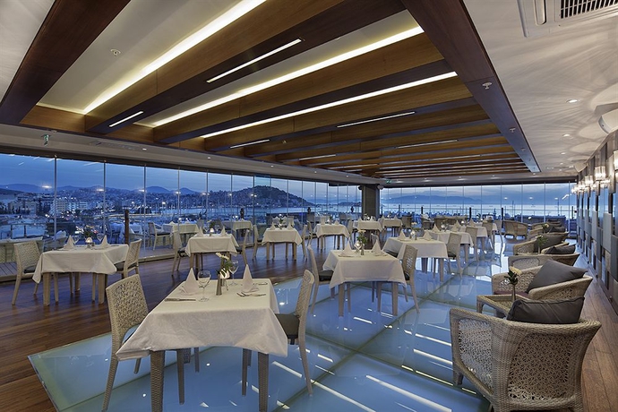Imagen del bar/restaurante del Hotel Doubletree By Hilton Kusadasi - Special Class. Foto 5