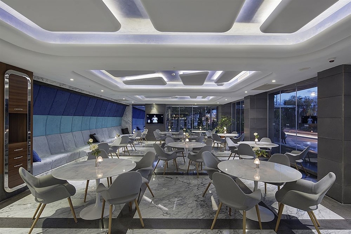 Imagen del bar/restaurante del Hotel Doubletree By Hilton Kusadasi - Special Class. Foto 6