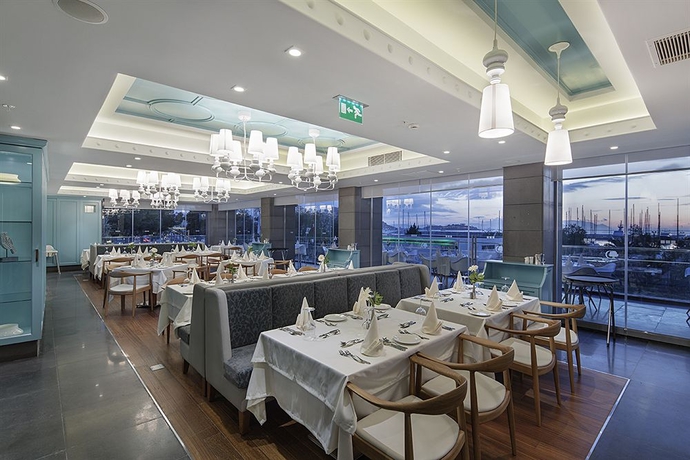 Imagen del bar/restaurante del Hotel Doubletree By Hilton Kusadasi - Special Class. Foto 7