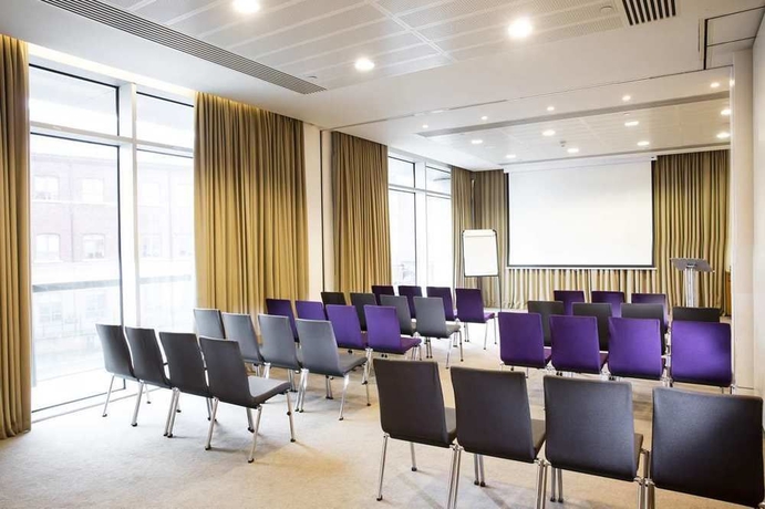 Imagen de los interiores del Hotel Doubletree By Hilton Leeds City Centre. Foto 11