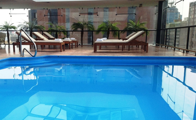 Imagen de la piscina del Hotel Doubletree By Hilton Lima Miraflores El Pardo. Foto 5
