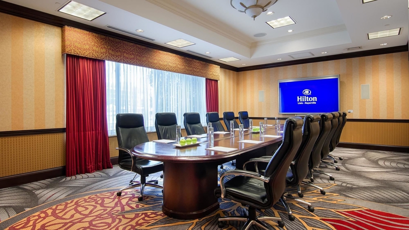 Imagen de los interiores del Hotel Doubletree By Hilton Lisle Naperville. Foto 13