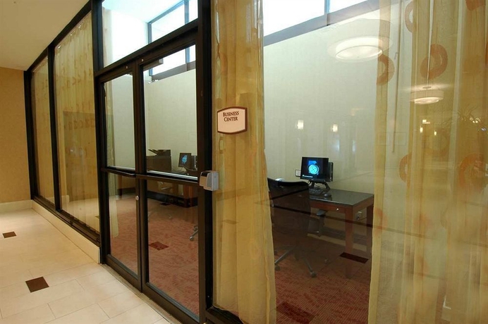 Imagen de los interiores del Hotel Doubletree By Hilton Little Rock. Foto 9