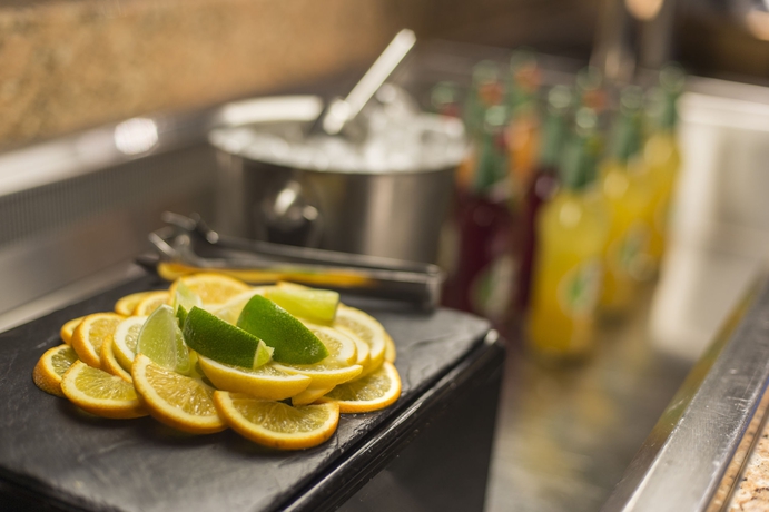 Imagen del bar/restaurante del Hotel Doubletree By Hilton London Kensington. Foto 7