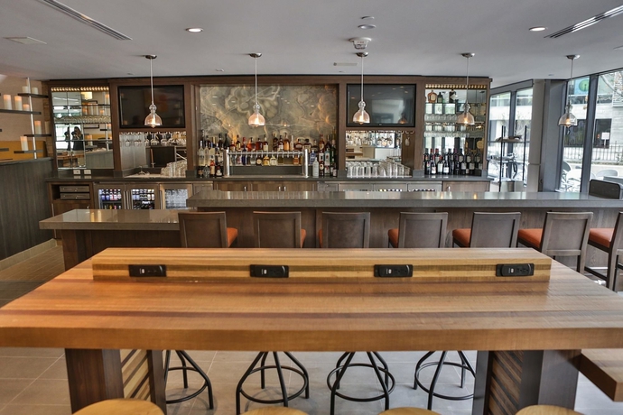 Imagen del bar/restaurante del Hotel Doubletree By Hilton Los Angeles Downtown. Foto 5