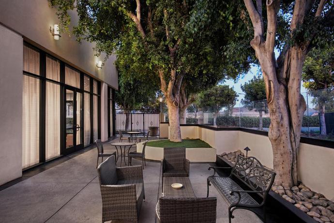 Imagen de los exteriores del Hotel Doubletree By Hilton Los Angeles - Norwalk. Foto 13