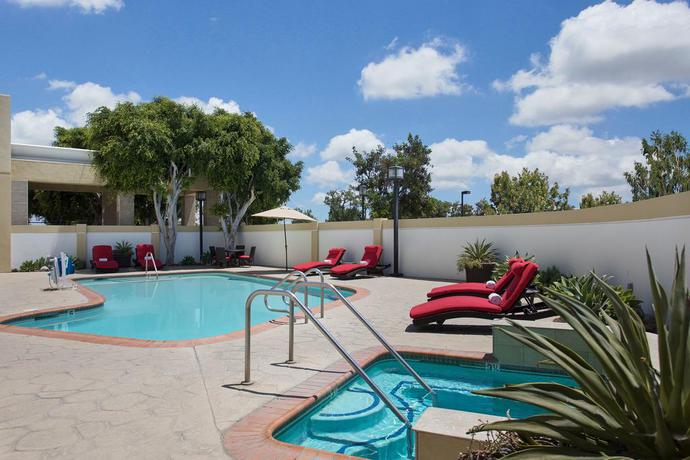 Imagen de la piscina del Hotel Doubletree By Hilton Los Angeles - Norwalk. Foto 20