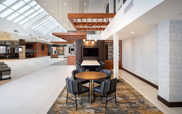 Imagen de los interiores del Hotel Doubletree By Hilton Madison East. Foto 14