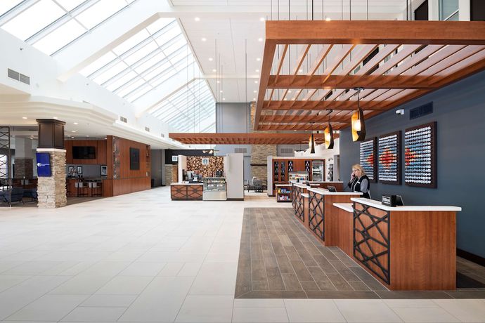 Imagen de los interiores del Hotel Doubletree By Hilton Madison East. Foto 15