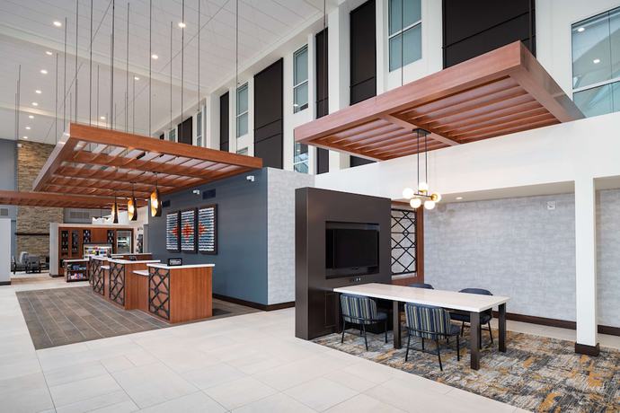 Imagen de los interiores del Hotel Doubletree By Hilton Madison East. Foto 16