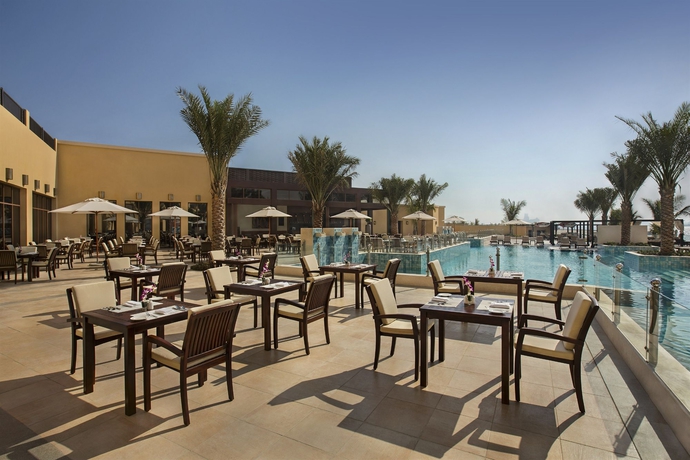 Imagen del bar/restaurante del Hotel Doubletree By Hilton Marjan Island Resort and Spa. Foto 2