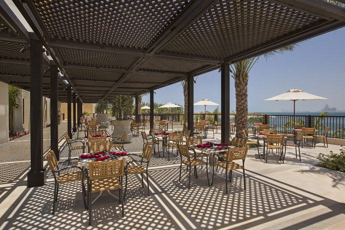 Imagen del bar/restaurante del Hotel Doubletree By Hilton Marjan Island Resort and Spa. Foto 5