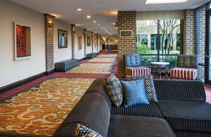 Imagen de los interiores del Hotel Doubletree By Hilton Mclean Tysons. Foto 9