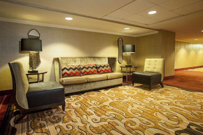 Imagen de los interiores del Hotel Doubletree By Hilton Mclean Tysons. Foto 10