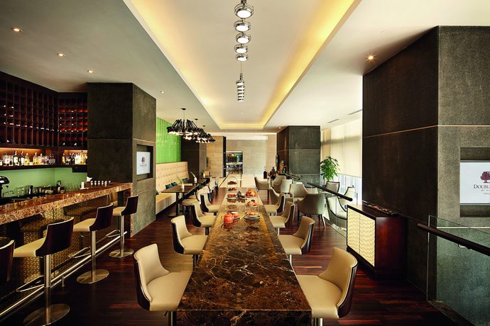 Imagen del bar/restaurante del Hotel Doubletree By Hilton Melaka. Foto 2
