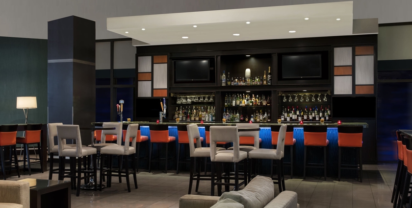 Imagen del bar/restaurante del Hotel Doubletree By Hilton Miami Airport and Convention Center. Foto 2