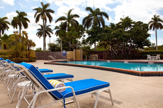 Imagen de la piscina del Hotel Doubletree By Hilton Miami Airport and Convention Center. Foto 15