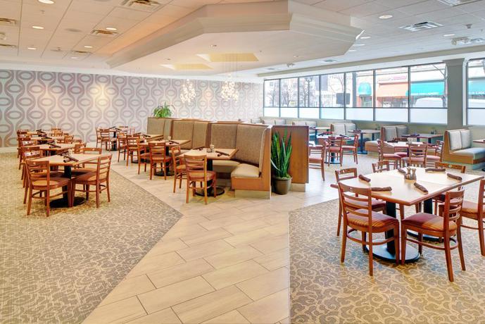 Imagen del bar/restaurante del Hotel Doubletree By Hilton Milwaukee Downtown. Foto 2