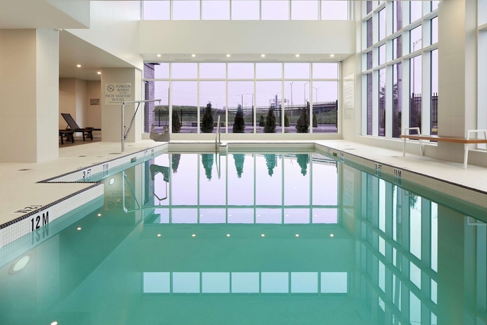 Imagen de la piscina del Hotel Doubletree By Hilton Montreal Airport. Foto 19