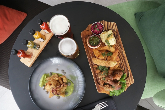 Imagen del bar/restaurante del Hotel Doubletree By Hilton Montreal Airport. Foto 2