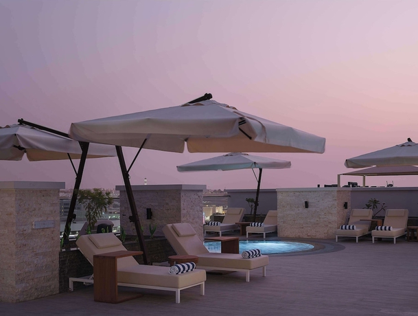 Imagen de la piscina del Hotel Doubletree By Hilton Muscat Qurum. Foto 18