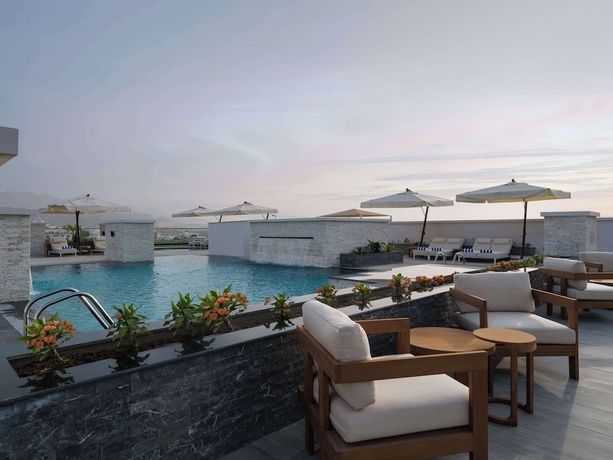 Imagen de la piscina del Hotel Doubletree By Hilton Muscat Qurum. Foto 19