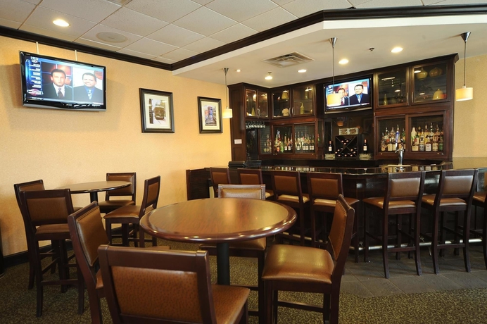 Imagen del bar/restaurante del Hotel Doubletree By Hilton New Orleans Airport. Foto 2