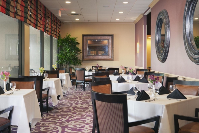 Imagen del bar/restaurante del Hotel Doubletree By Hilton New Orleans Airport. Foto 3