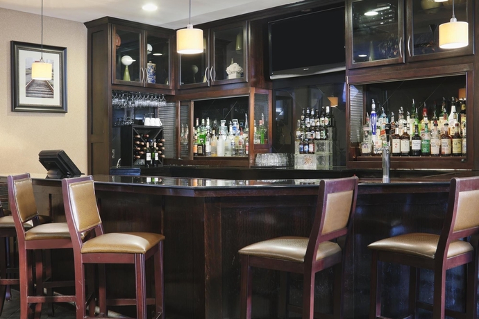 Imagen del bar/restaurante del Hotel Doubletree By Hilton New Orleans Airport. Foto 4